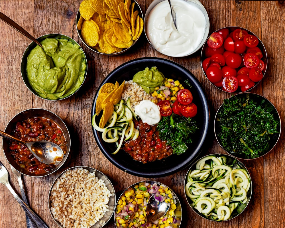 Gesundes Essen mit frischem Gemüse und Nüssen