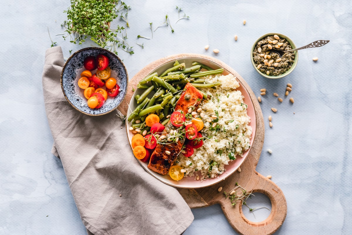 Energiereiches Frühstück mit Obst und Müsli