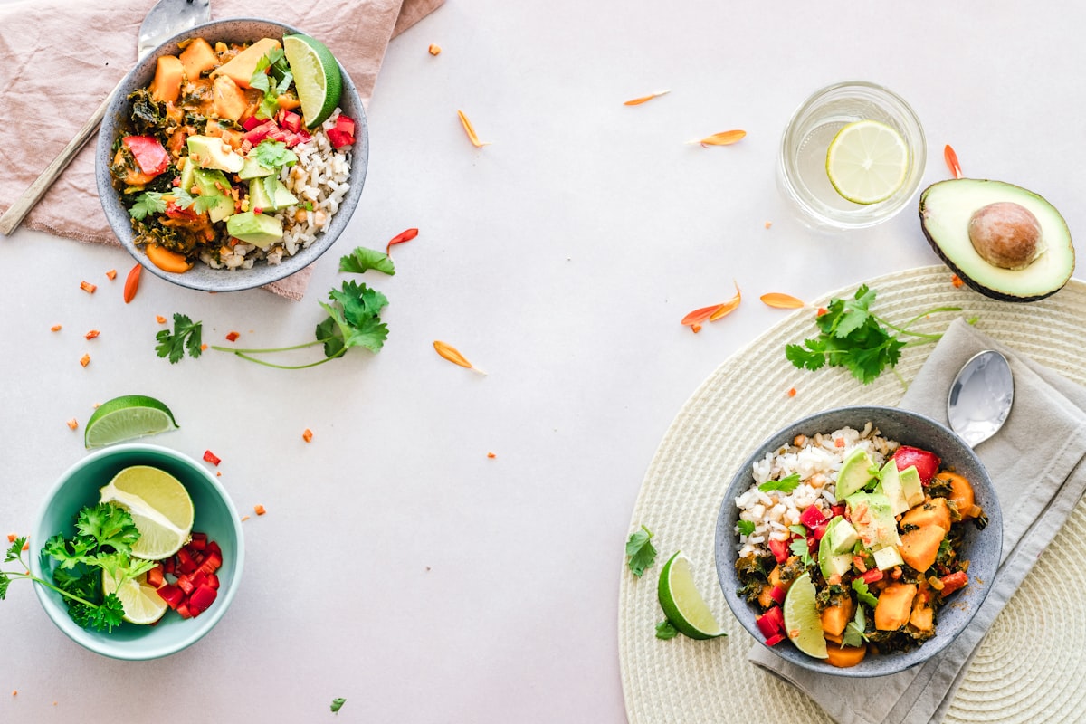 Vegetarische Mahlzeit mit Hülsenfrüchten und Gemüse