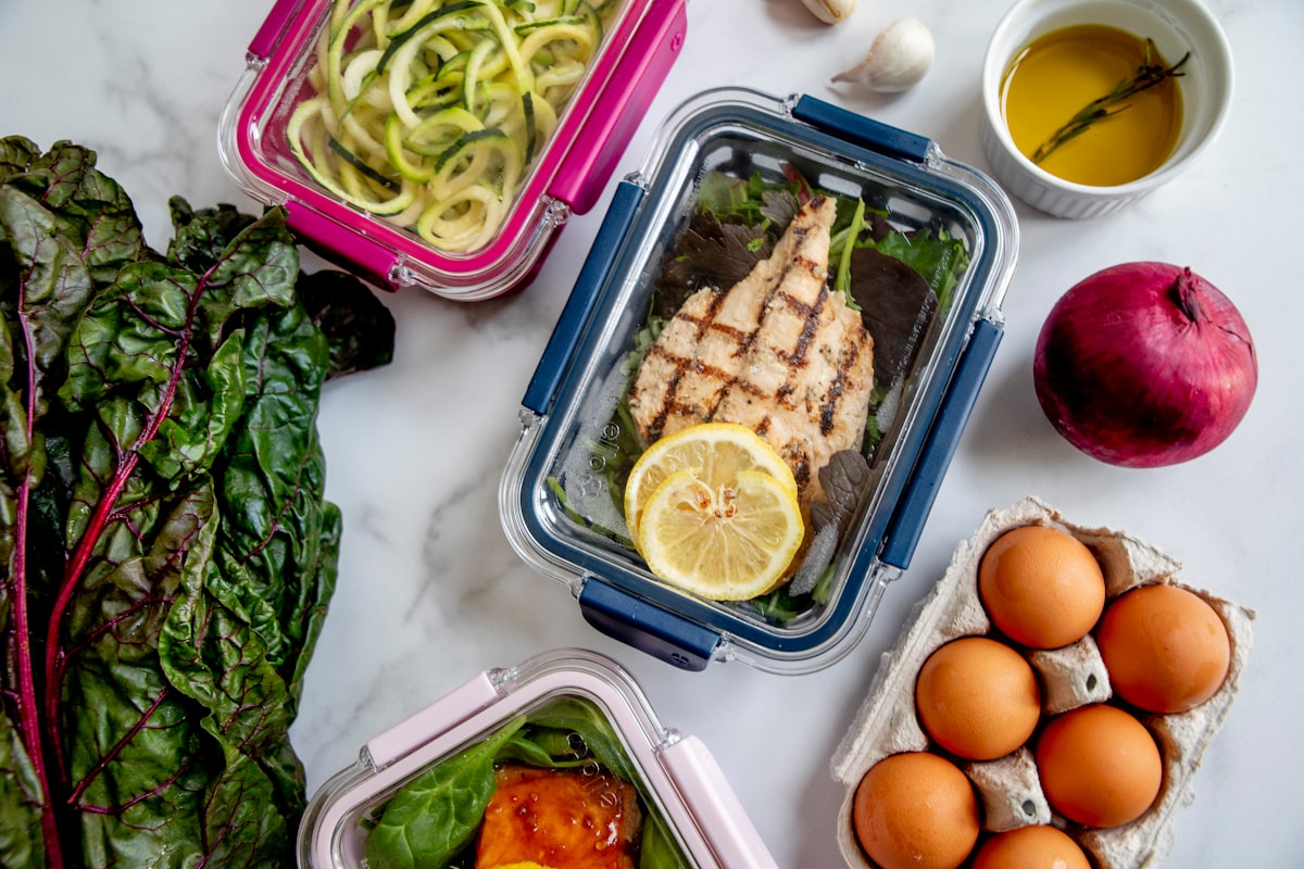 Omega-3-reiche Lebensmittel wie Fisch und Nüsse